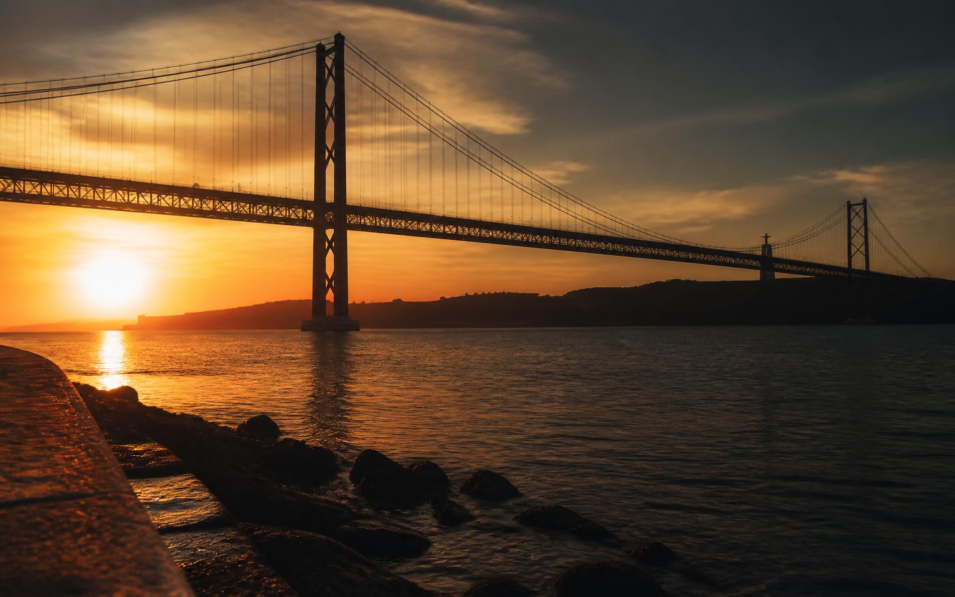 Ponte 25 de Abril, em Lisboa, ao entardecer